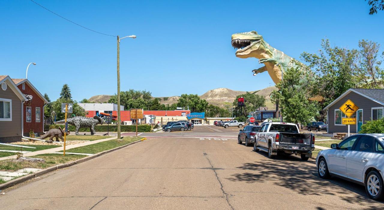 Raptor Retreat L Central L Big Dinosaur L Sleeps 9 Drumheller Eksteriør bilde